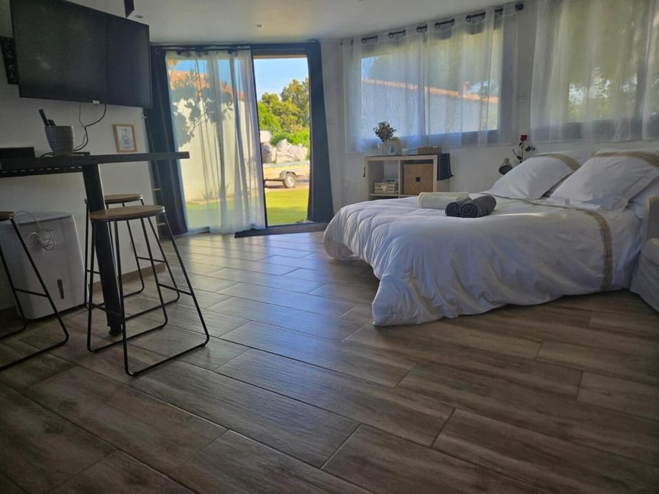 Bed, TV and multimedia, Photo of the whole room, Bedroom