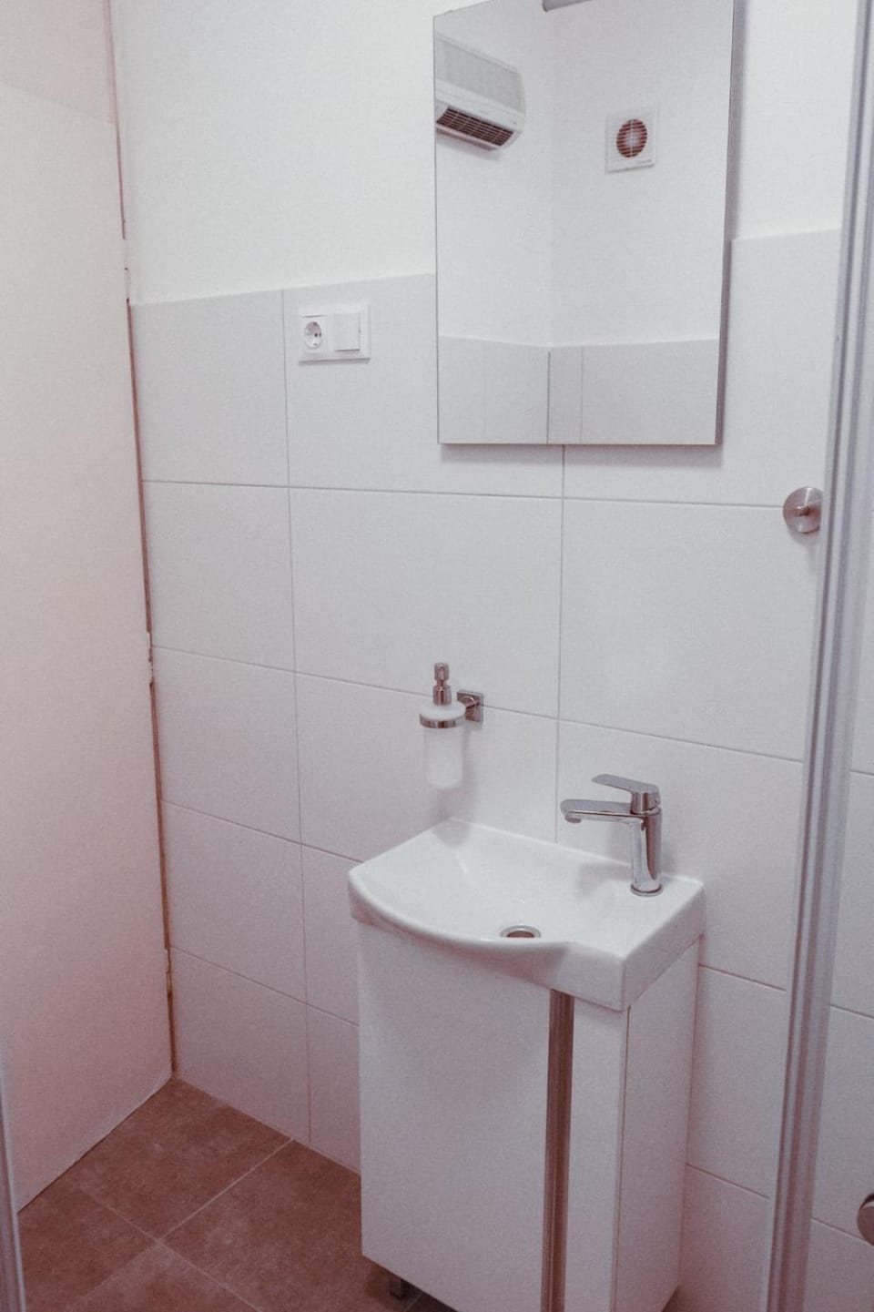 Shower, Toilet, Property building, Bathroom