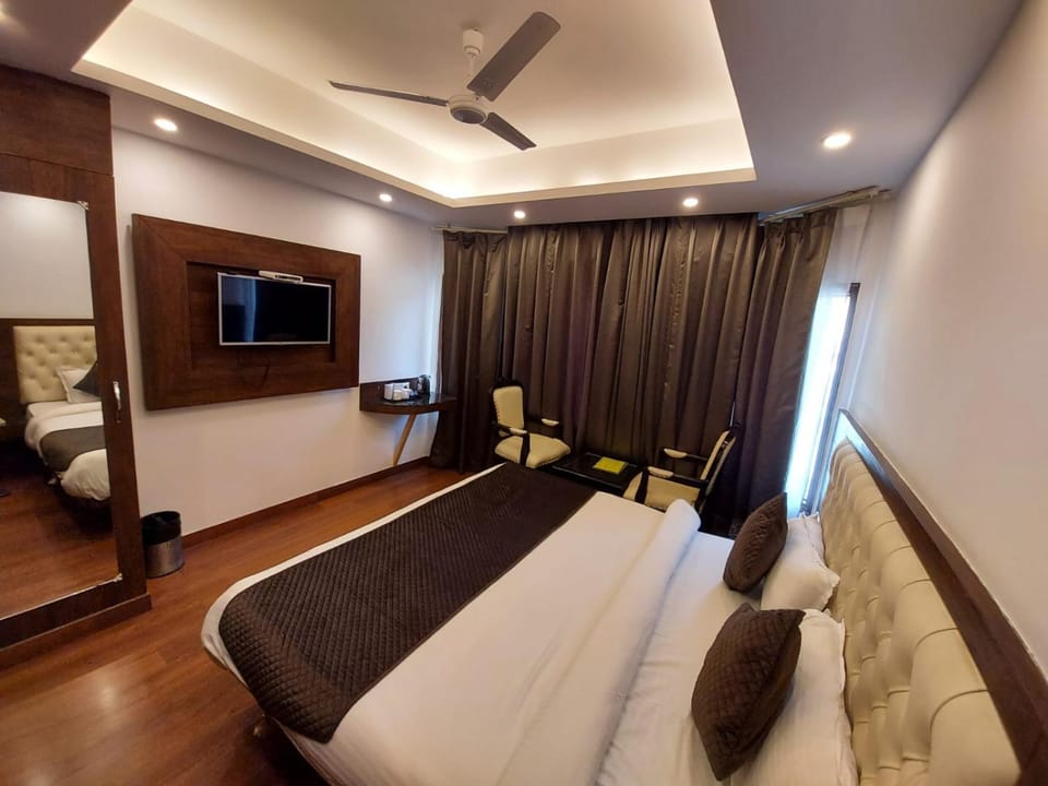 Bed, TV and multimedia, Photo of the whole room, Seating area, Bedroom