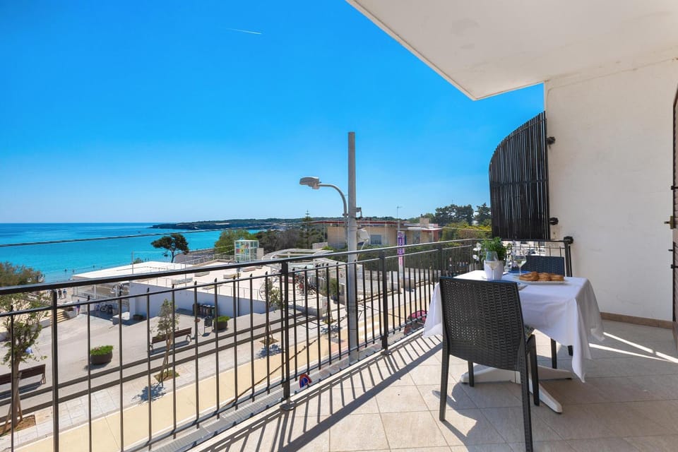 Patio, View (from property/room), Balcony/Terrace, Living room, Dining area, Sea view