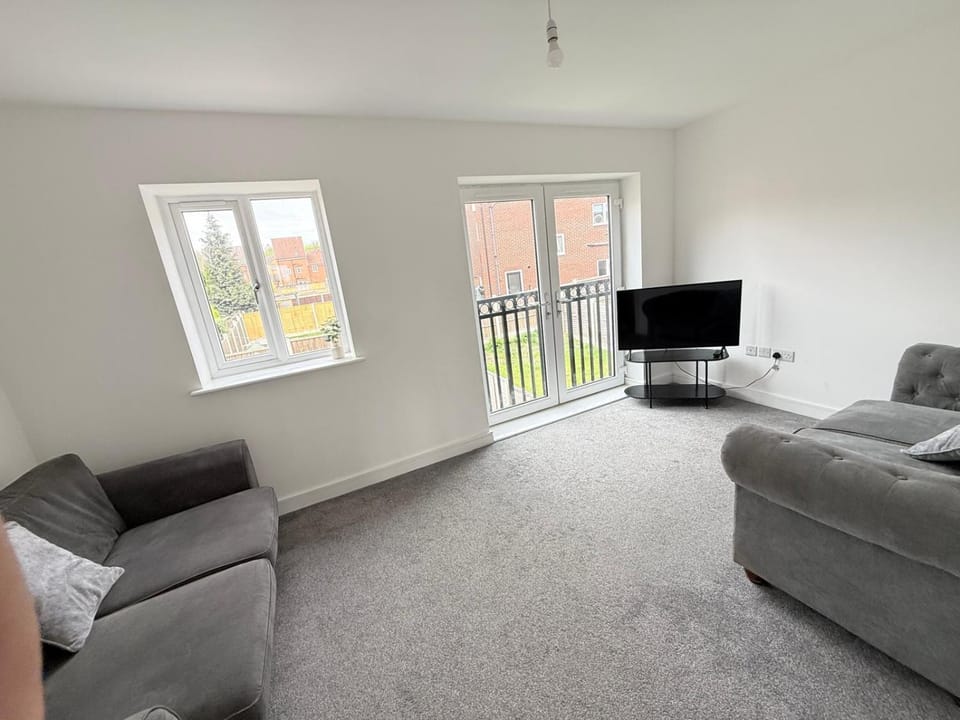 Contemporary 3-Bedroom Home Quiet Rotherham Location with Parking House in Rotherham