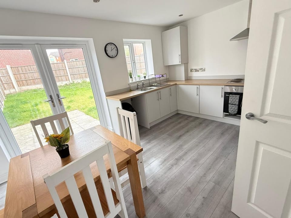 Contemporary 3-Bedroom Home Quiet Rotherham Location with Parking House in Rotherham