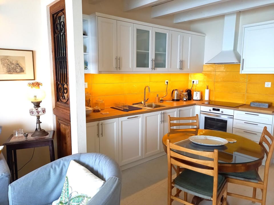 Coffee/tea facilities, Dining area, dishwasher, oven, stove, toaster