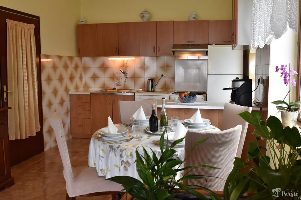 Kitchen or kitchenette, Seating area, Dining area