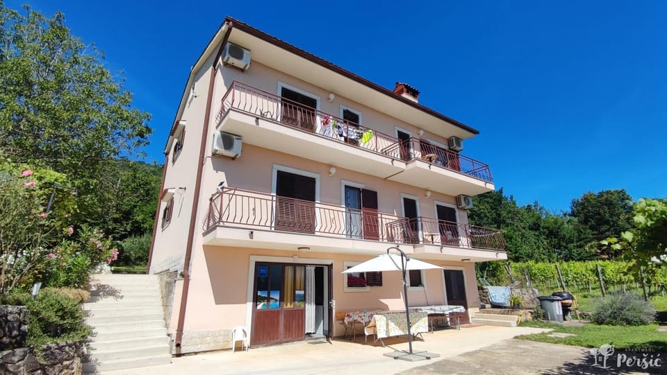 Property building, Day, Balcony/Terrace