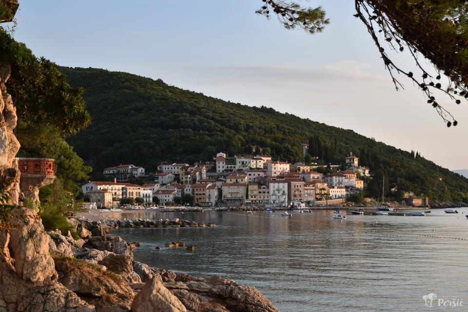 Nearby landmark, Day, Natural landscape