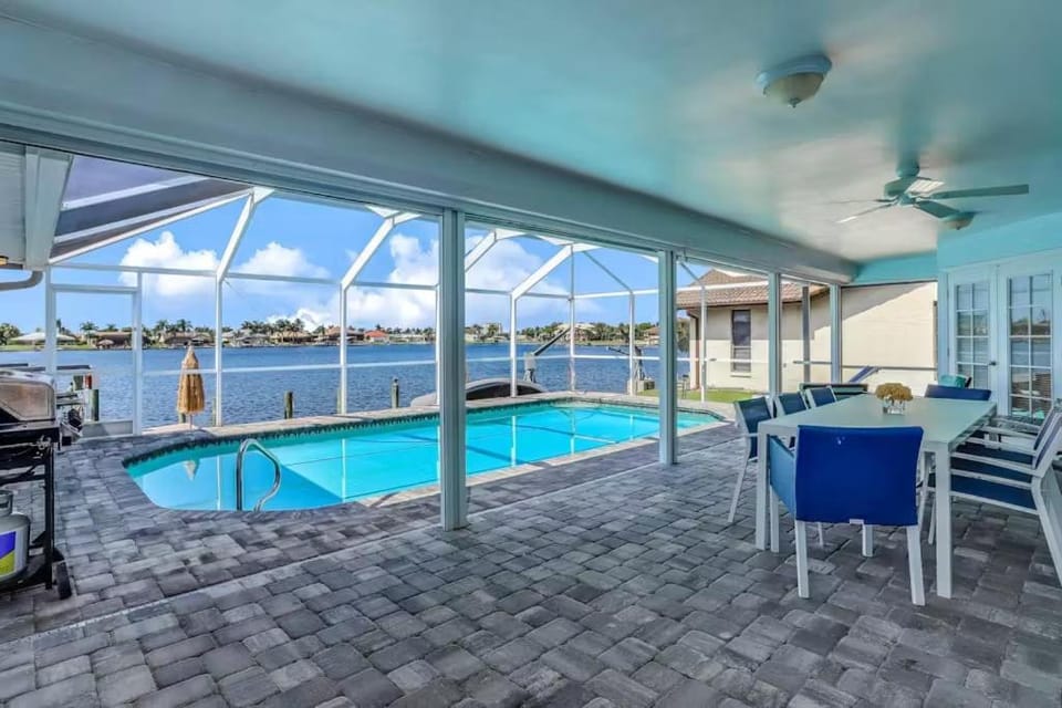 Eight Lakes Neighborhood, Heated Pool & Dock - Heaven on The Lake - Roelens House in Cape Coral