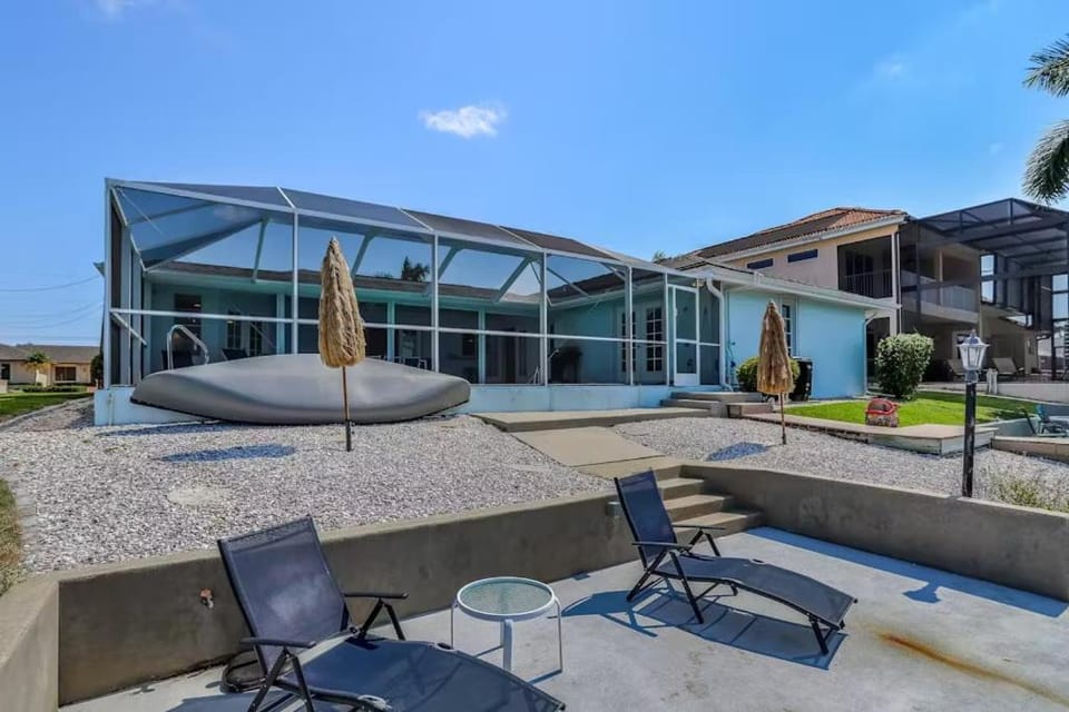 Eight Lakes Neighborhood, Heated Pool & Dock - Heaven on The Lake - Roelens House in Cape Coral