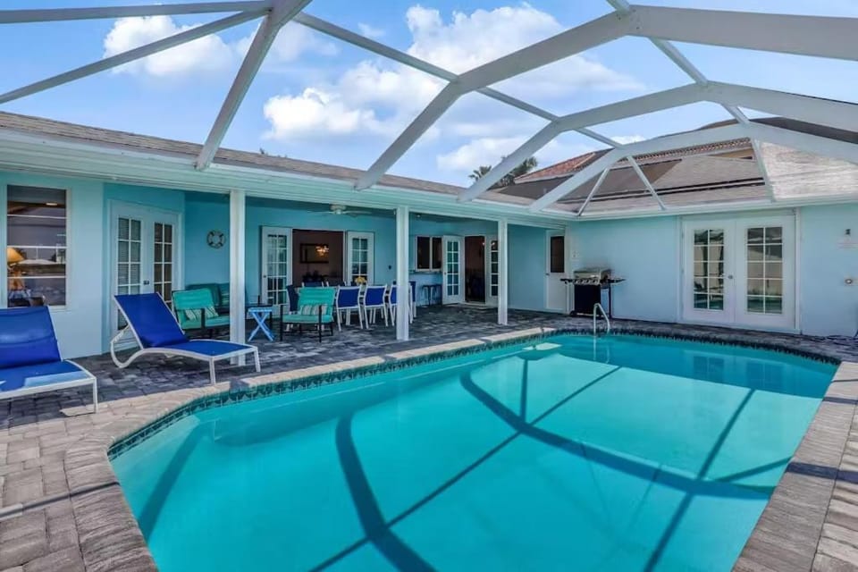 Eight Lakes Neighborhood, Heated Pool & Dock - Heaven on The Lake - Roelens House in Cape Coral