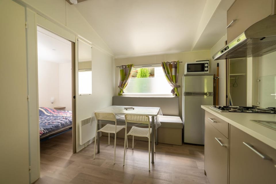 Kitchen or kitchenette, Dining area, pet friendly, stove