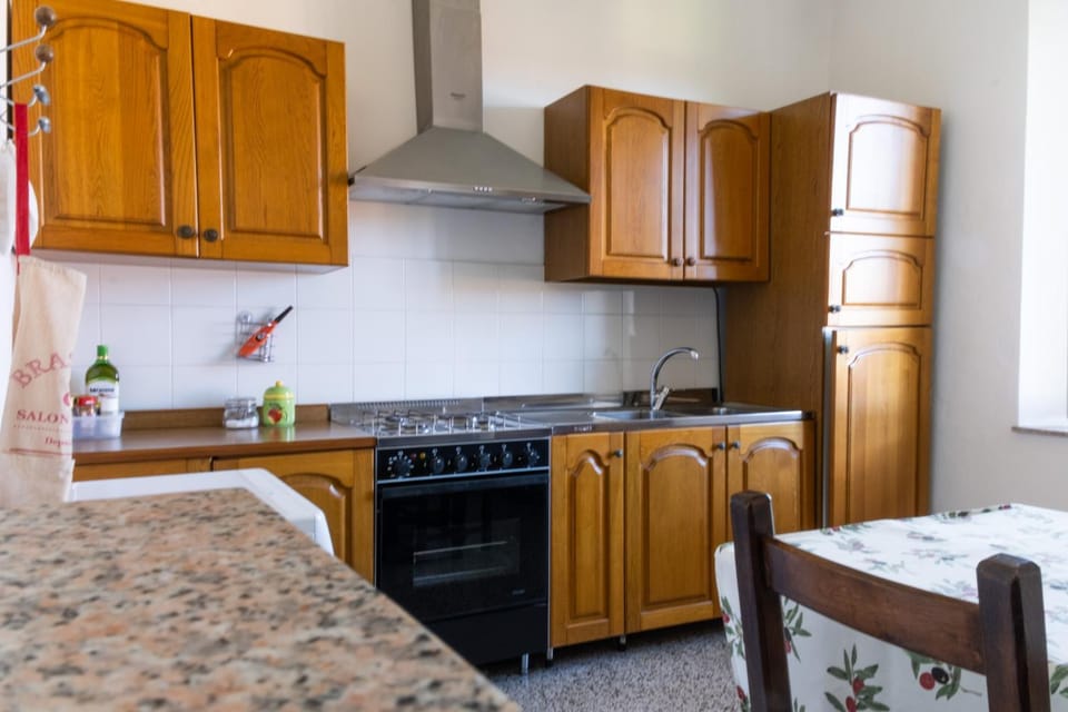 Kitchen or kitchenette, Dining area, oven