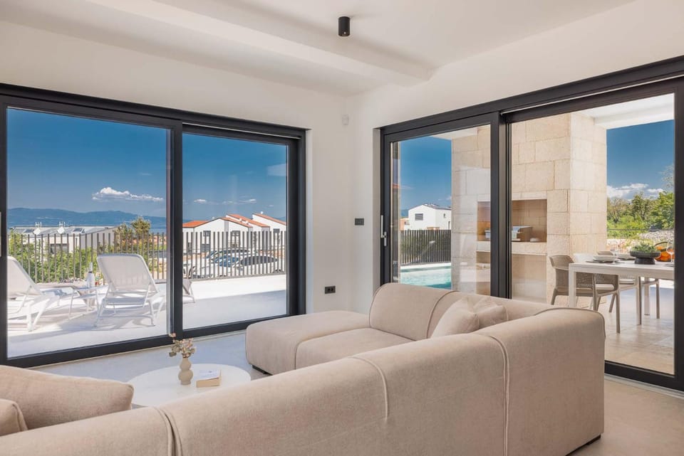 Patio, View (from property/room), Balcony/Terrace, Living room, Seating area, Pool view, sunbed