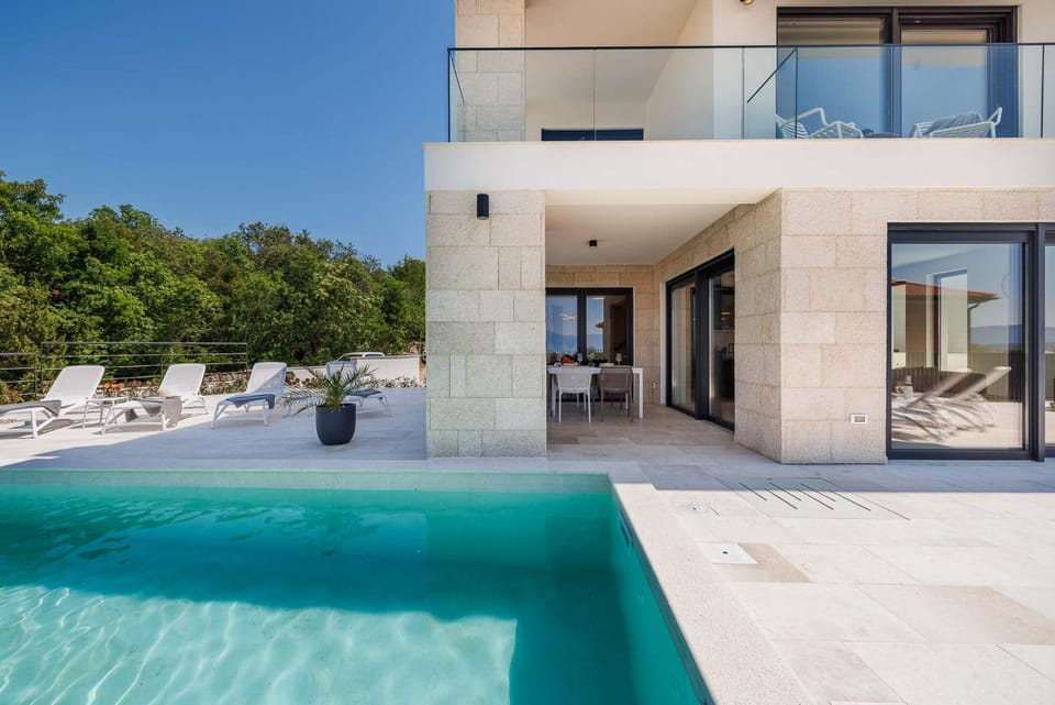 Day, Balcony/Terrace, Pool view, Swimming pool, sunbed