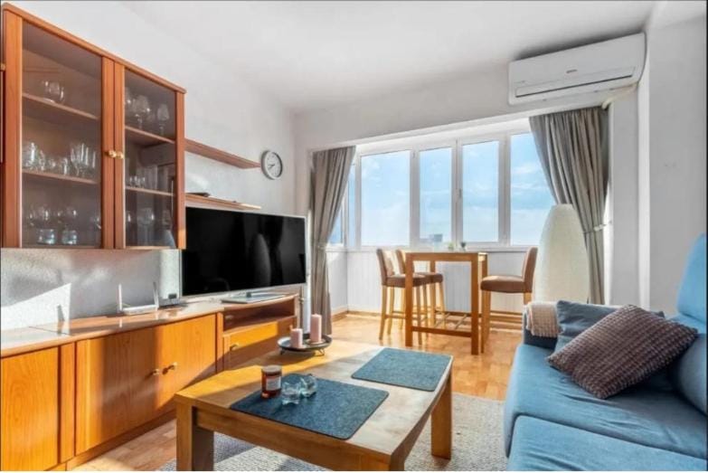 Communal lounge/ TV room, Living room, Sea view