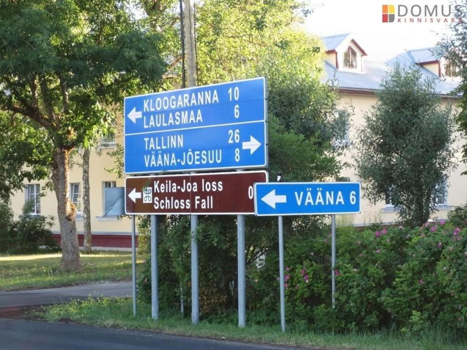 Day, Text overlay, Street view