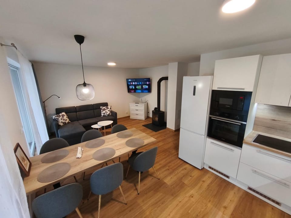 Communal lounge/ TV room, TV and multimedia, Kitchen or kitchenette, Living room, Dining area, oven, stove
