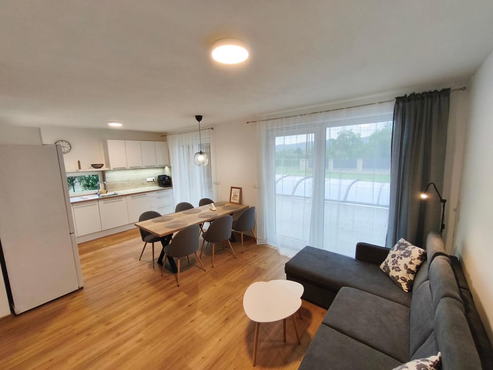 TV and multimedia, Kitchen or kitchenette, Living room, Seating area, Dining area