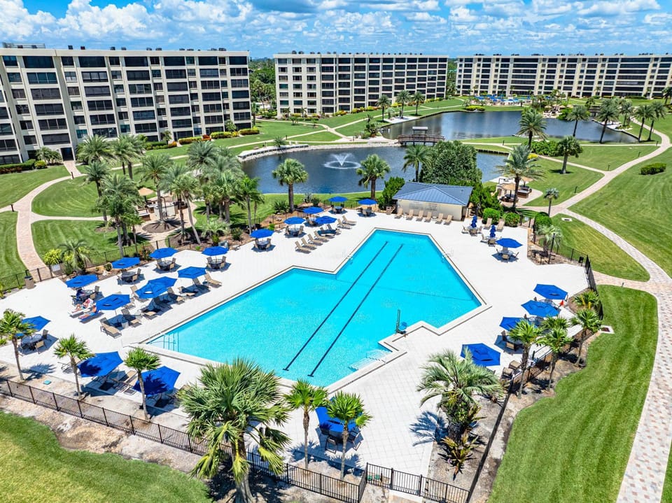 Property building, Bird's eye view, Swimming pool