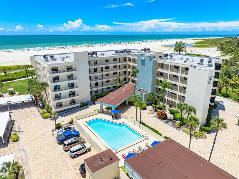 Property building, Bird's eye view, Swimming pool, Location