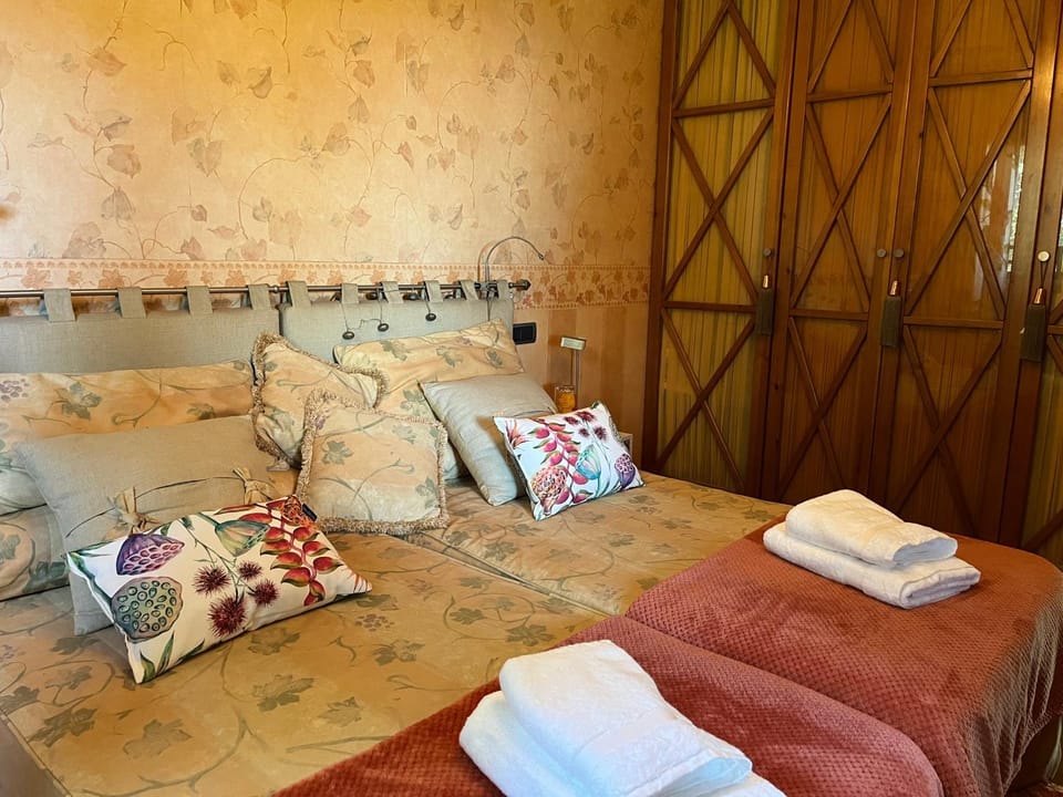 Bed, Photo of the whole room, Seating area, Bedroom, towels