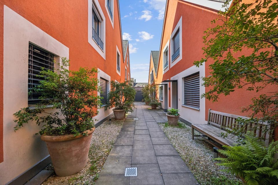 Patio, Facade/entrance, Neighbourhood