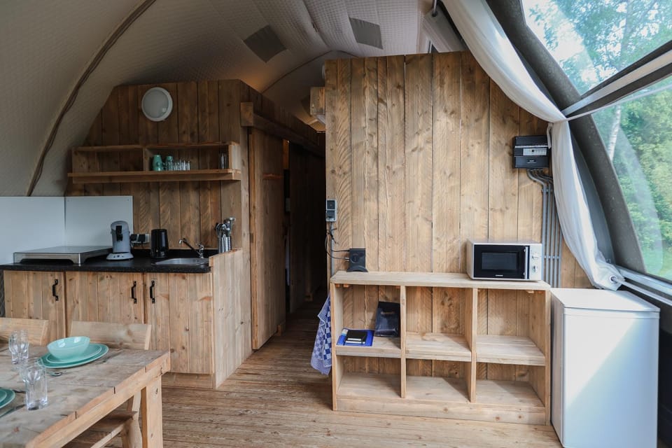 Coffee/tea facilities, Dining area, stove