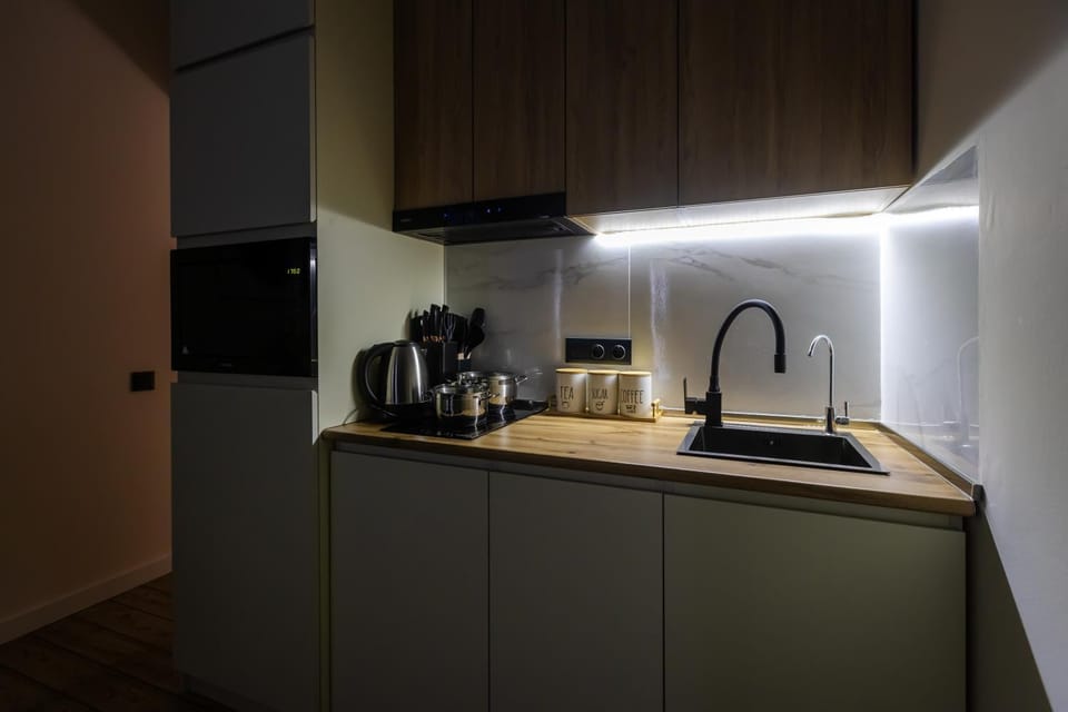 Coffee/tea facilities, Kitchen or kitchenette, stove