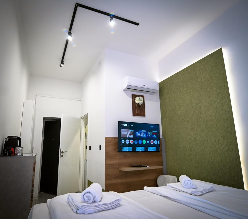 Bed, TV and multimedia, Photo of the whole room, Bedroom, towels, air conditioner