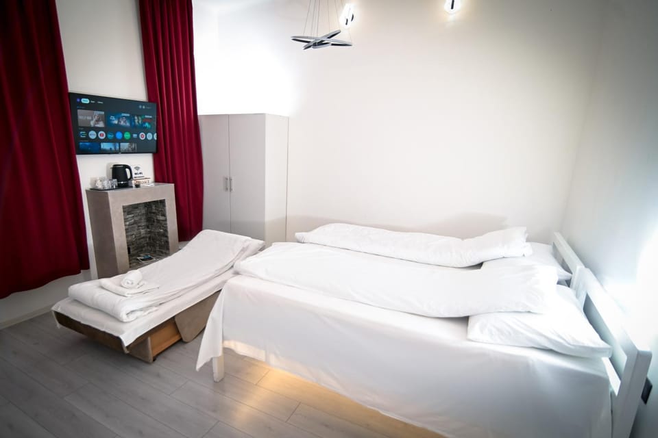 Bed, TV and multimedia, Photo of the whole room, Bedroom, towels