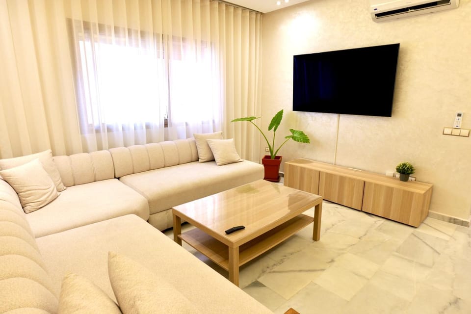 Communal lounge/ TV room, Living room, Seating area, Evening entertainment