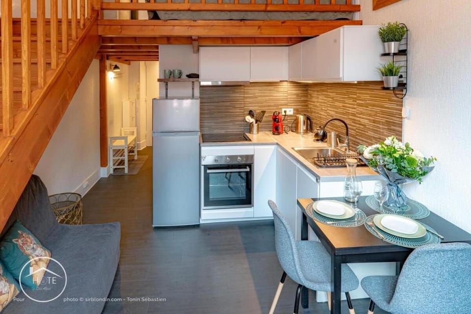 Kitchen or kitchenette, Living room, Dining area, dishwasher, oven, stove, toaster