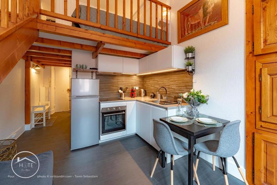 Kitchen or kitchenette, Dining area, dishwasher, stove