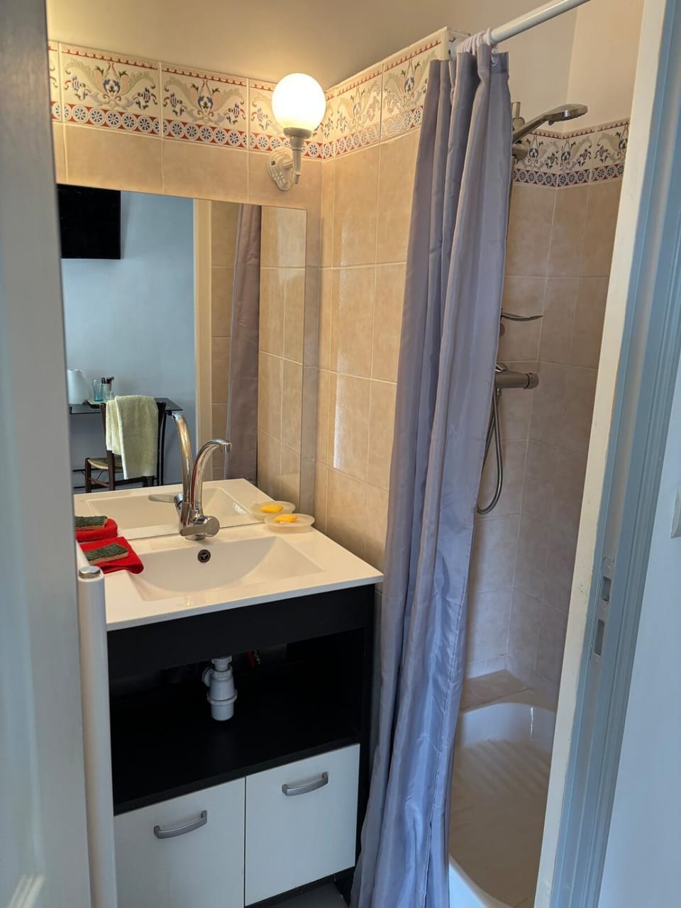 Petite chambre indépendante, parking Apartment in Bourgogne-Franche-Comté