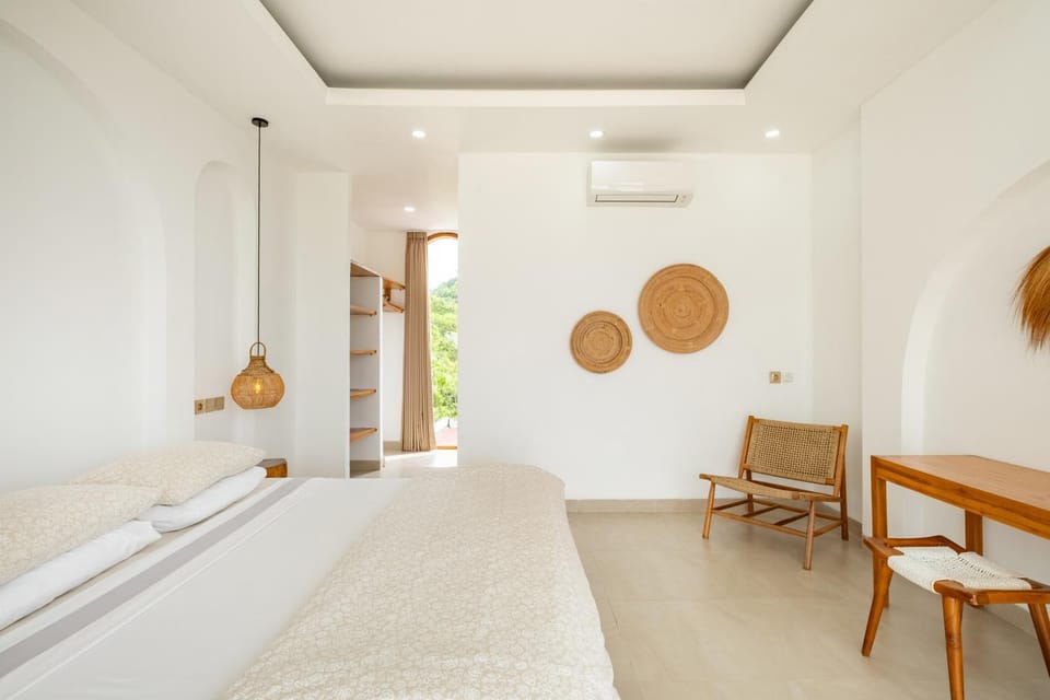 Bed, Photo of the whole room, Seating area, Bedroom, air conditioner
