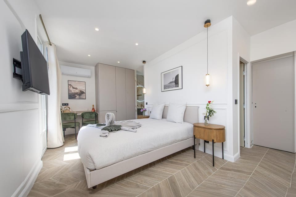 Bed, TV and multimedia, Photo of the whole room, Bedroom, towels, wardrobe