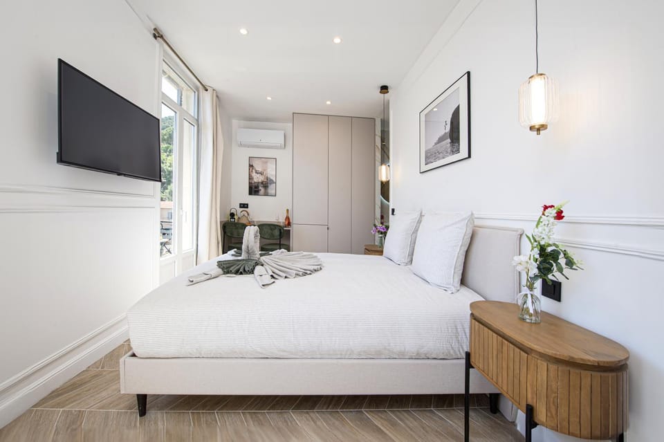 Bed, TV and multimedia, Photo of the whole room, Bedroom, towels, wardrobe, air conditioner
