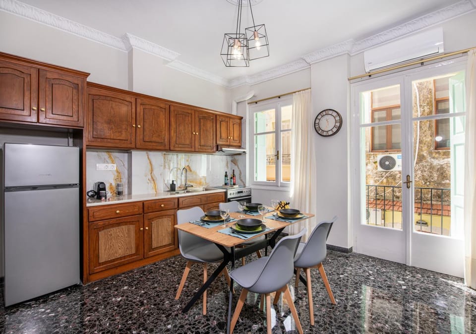 Kitchen or kitchenette, Dining area, oven, stove