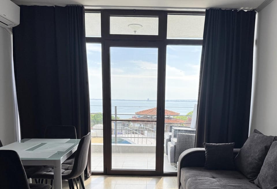 Natural landscape, View (from property/room), Balcony/Terrace, Living room, Seating area, Dining area, Sea view