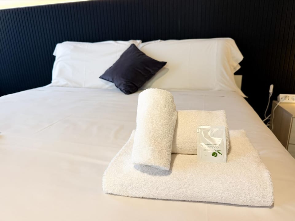 Bedroom, towels