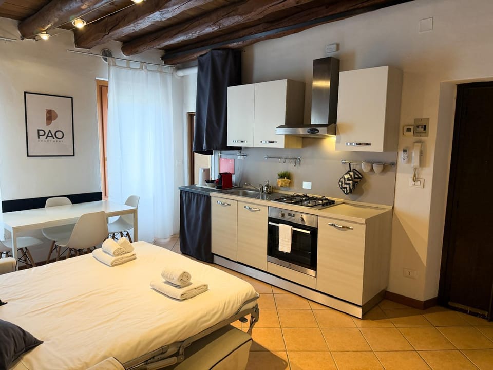 Kitchen or kitchenette, Dining area, oven