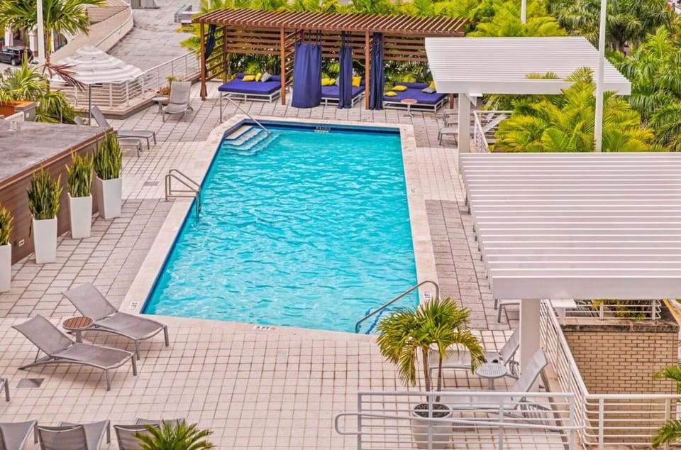 Patio, Swimming pool, sunbed