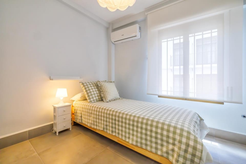 Bed, Photo of the whole room, Bedroom, heating, wardrobe, air conditioner