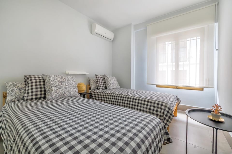 Bed, Photo of the whole room, Bedroom, heating, wardrobe, air conditioner