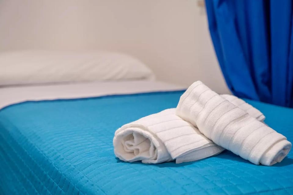 Bed, towels