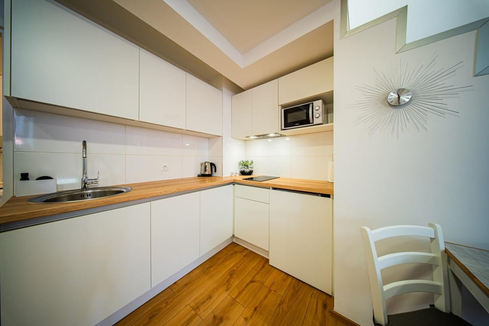 Kitchen or kitchenette, Seating area, Family, oven, stove, kitchen