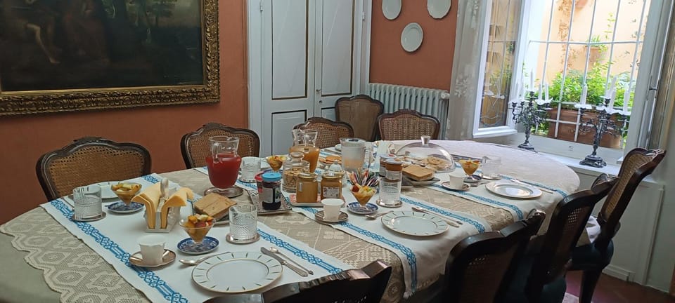 Food and drinks, Dining area, Food, Breakfast, Continental breakfast