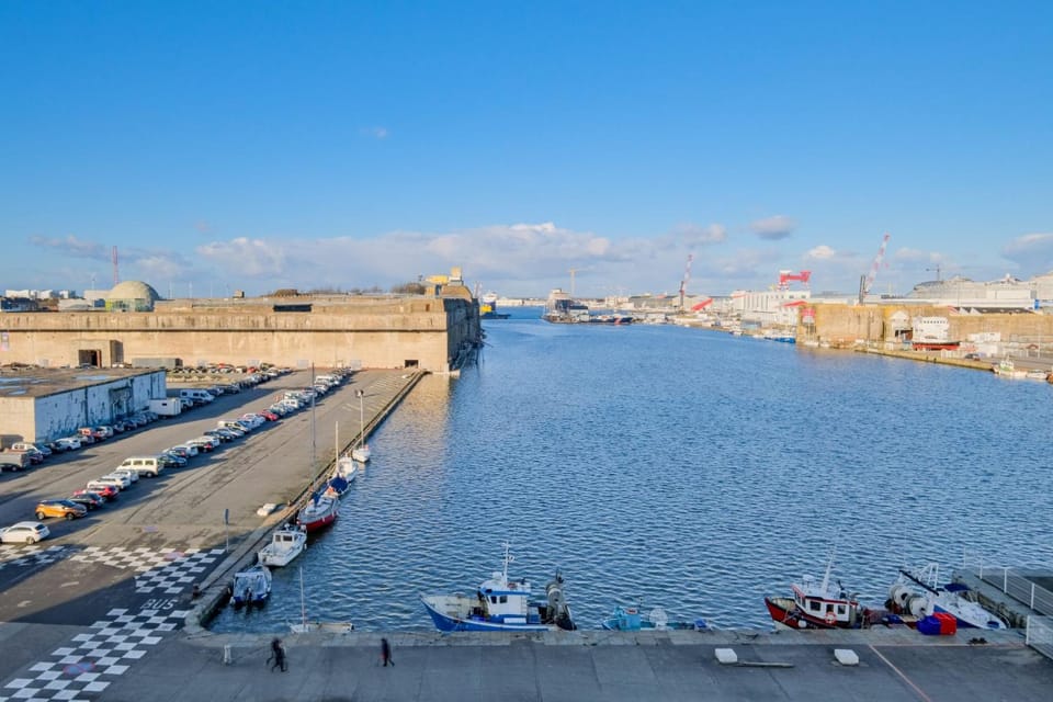 Paquebot - face port - mer - parking Apartment in Saint-Nazaire