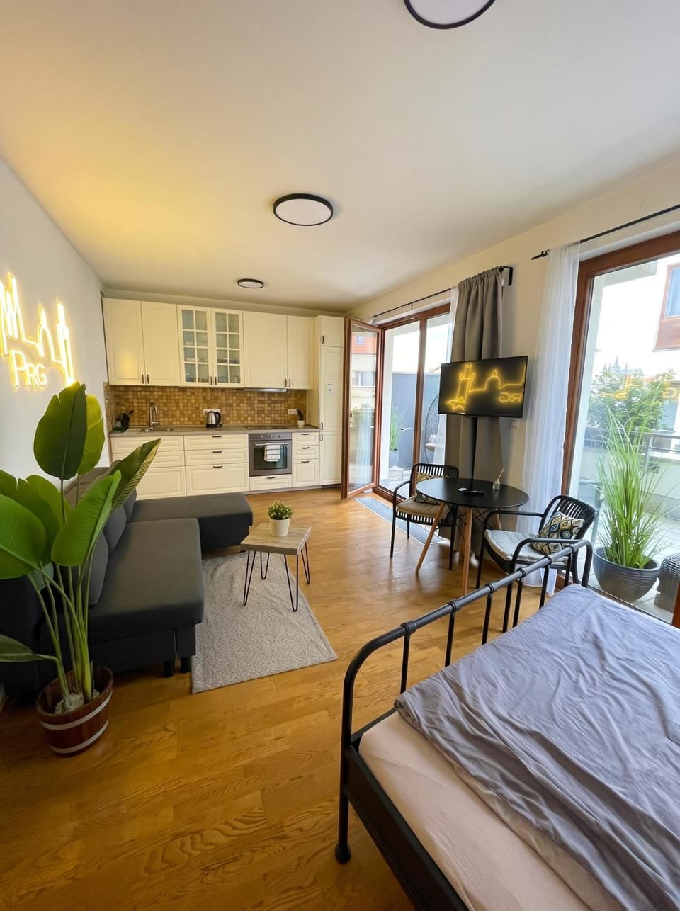 Photo of the whole room, Bedroom