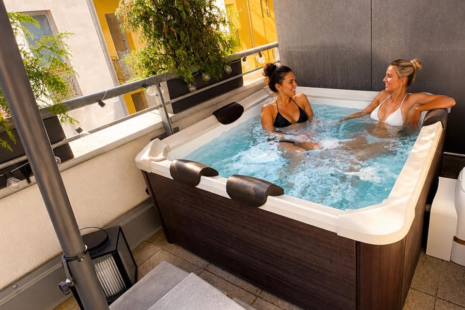 People, Hot Tub, Swimming pool, group of guests