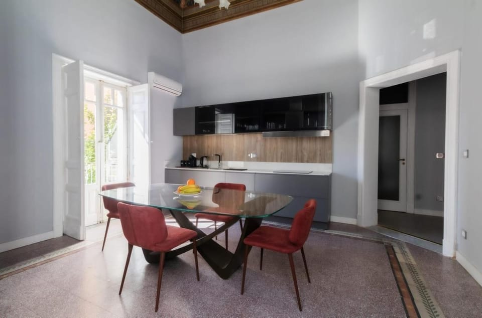 Kitchen or kitchenette, Dining area